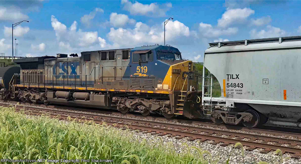 CSX 519 is the mid train DPU.